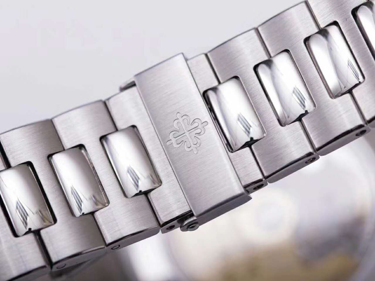 Nautilus 5726/1A-010 White Dial in Steel