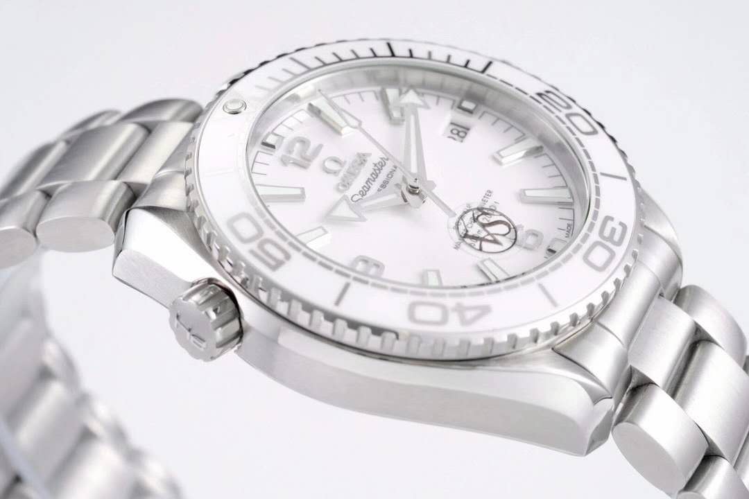 Seamaster Planet Ocean 600M Co-Axial Master Chronometer White Dial 39.5mm on Bracelet